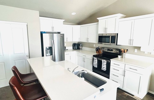 Selah House | New Charming 3-bedroom house with AC in Selah close to hospitals & military base