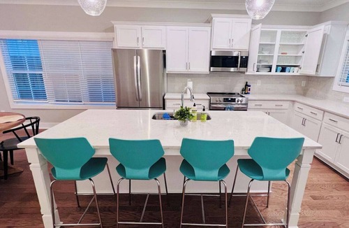 Marietta House | New Modern 3BR Home Near Marietta Sq | Fenced Yard | Pets Welcome