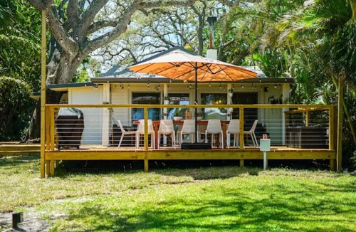 Tropic House | New Modern Waterfront Bungalow Retreat + Tropical Vibes + Fishing Paradise!