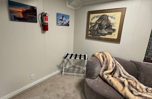 North Star House | Newly Remodeled Charming Cozy 3-bedroom house in Anchorage with WiFi