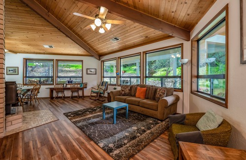 Three Rivers House | Next to Sequoia National Park Entrance and Pet Friendly!