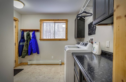 Alanson House | Oasis on 10 Acres, firepits, 15 mins to Harbor Springs, Petoskey, sleeps 14