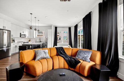 Dallas Apartment | Obsidian Opulence with Resort Pool, Laundry, Parking
