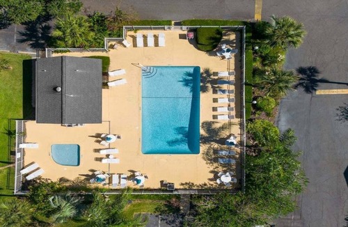 Demere Park Apartment | Ocean Walk Retreat | Heated Pool Condo Near St. Simons Village