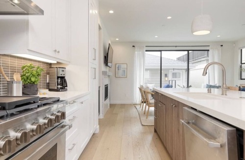 Townsite House | Pacific Villa - Ocean Views, Parking, AC, Fire Pit