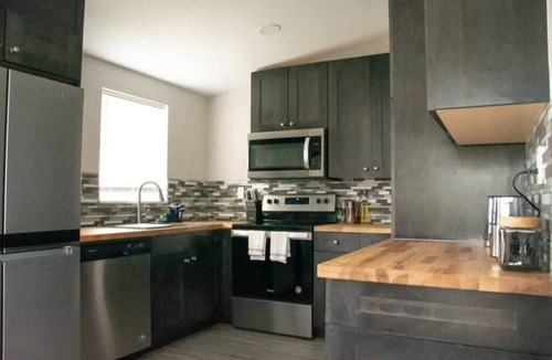 Interchange Square House | Palm Bay Coastal Chef House 3B 2Bth 10min to Beach