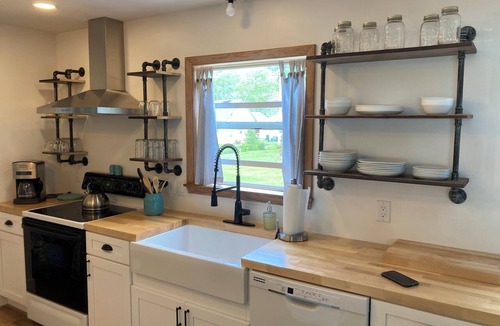 Broadalbin House | Peaceful 3-Bedroom Lake House with Stunning Sunset Views
