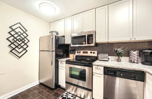 Peachtree Center Apartment | Peachtree Place! One bedroom one bath in the heart of downtown Atlanta!