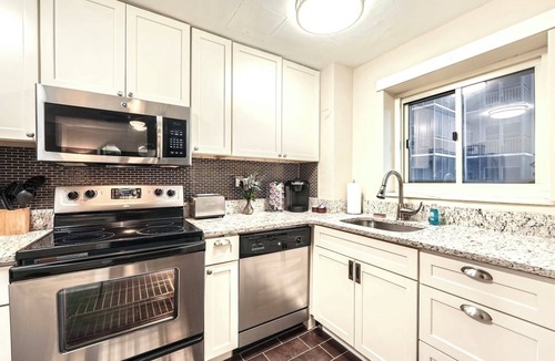 Peachtree Center Apartment | Peachtree Place! One bedroom one bath in the heart of downtown Atlanta!