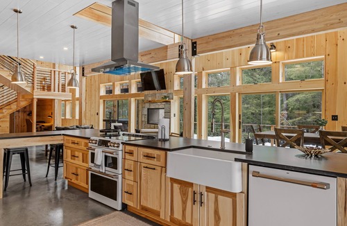 Conway House | Pet Friendly Cabin Retreat w/Hot Tub Near Saco