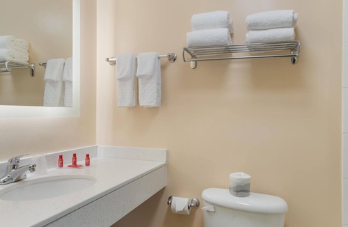 Smithfield Hotel | Pet Friendly King Bed Room w/Free Parking, Breakfast & Pool | Off Highway 116