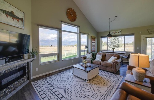 Stevensville House | Pet-Friendly Stevensville Home w/Mountain Views!