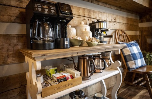 Pigeon Forge Cabin | Pigeon Forge Cabin, 6 Miles to Dollywood King & Queen beds Coffee Bar HotTub