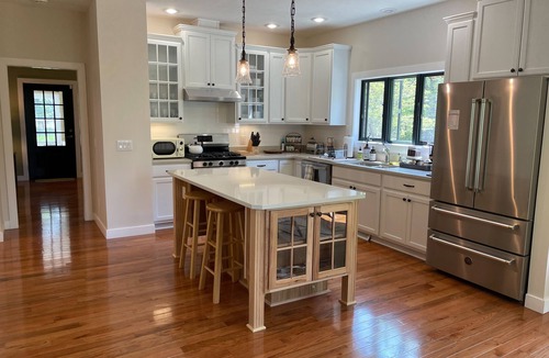 Culver House | Pine Haus: 4-bedroom house in tranquil Culver with cool AC