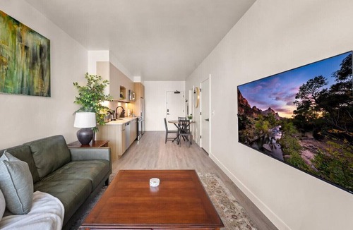 People's Freeway Apartment | Pool! Hot tub+Sauna+Parking+Gym 1 KG/1BA- DWTN!