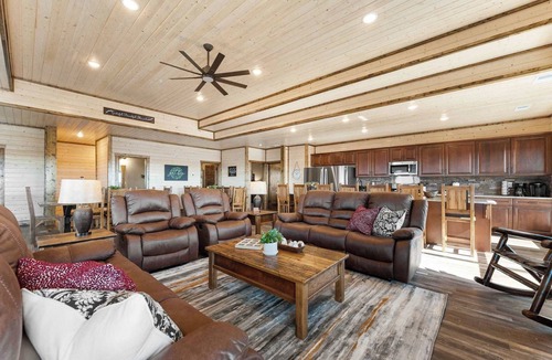 Kimberling City Condo | Poolside Penthouse with Game Room, Theater