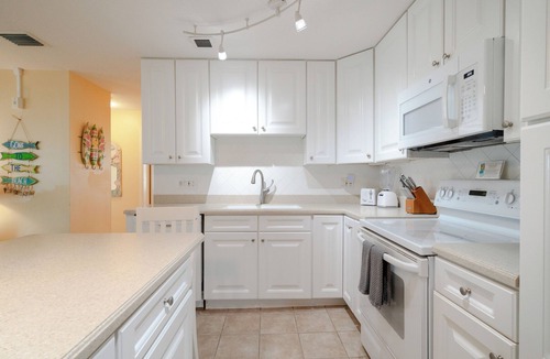 Key Colony Beach Condo | Pristine Oceanview Condo with Private Beach and Heated Pool