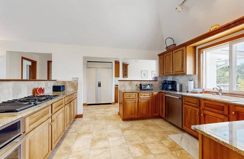 Prides Crossing House | Private beachfront escape on Coffins Beach w/amazing views & private beach