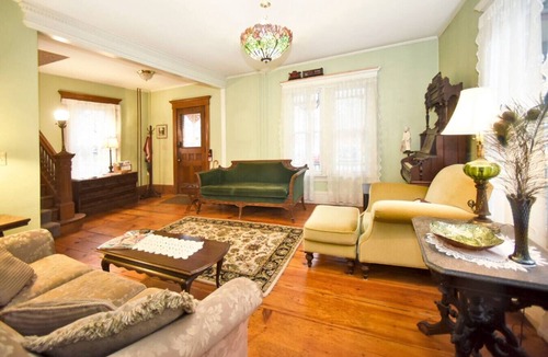 Shelburne Falls House | Private bed with En-suite bathroom Marigold Room