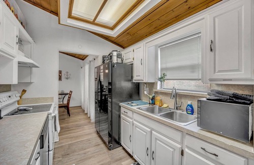 North Arlington House | Quiet Casa Felice, fully furnished, utilities paid , located in N. Arlington