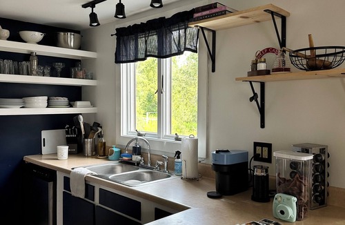 Town of White Creek House | Red Country Escape with Mountain Views
