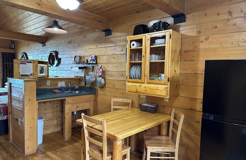 Homer Cabin | Red Salmon Cabin - Cozy retreat with bay views, a shared hot tub, and fire pit!