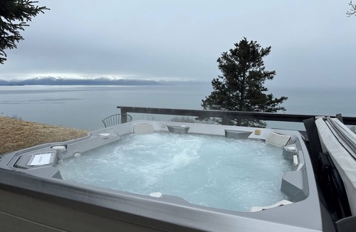 Homer Cabin | Red Salmon Cabin - Cozy retreat with bay views, a shared hot tub, and fire pit!