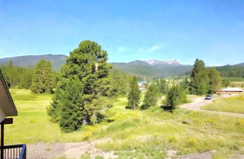 Lazy Acres House | Relaxing Hot Tub, Scenic Views, Minutes to Yellowstone - Lone Pine Lodge