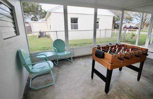 Melbourne House | Relaxing Tropical Getaway! Coral Cottage Melbourne- family and pet friendly home