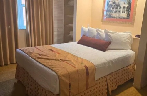 Weston Resort | Resort with 1 bedroom and AC in wonderful garden city of Weston