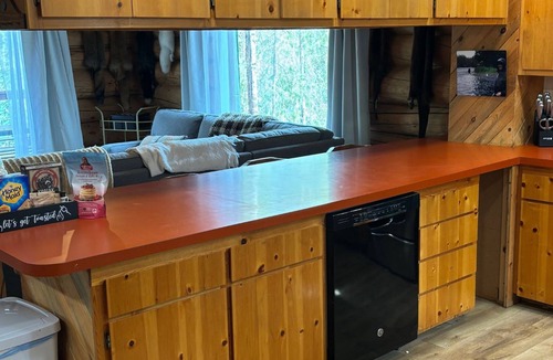 Cooper Landing Cabin | Riverfront Retreat on Kenai River