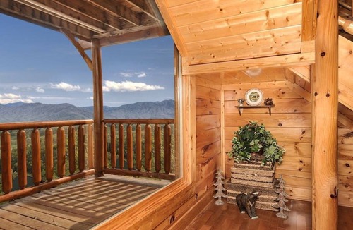 Sevierville Cabin | Romantic Escape with panoramic Mountain Views, great location 2.5 steps to enter