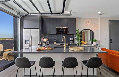 Rolling Mill Hill Apartment | Rooftop deck penthouse sleeps 10, downtown Nashville family & group stay