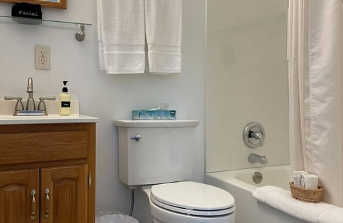Manchester Center Bed & Breakfast | Room 1, peaceful retreat in Manchester - King bed