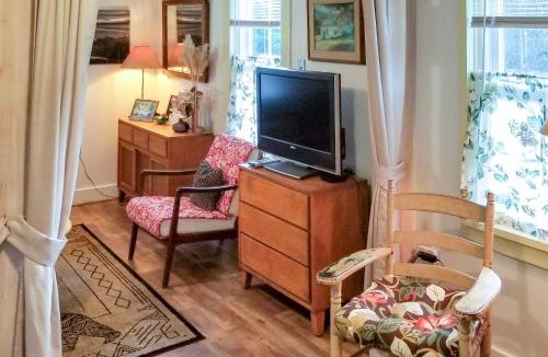 Northfield House | Rustic-Chic Cottage w/Yard & Grill - Near Hiking!