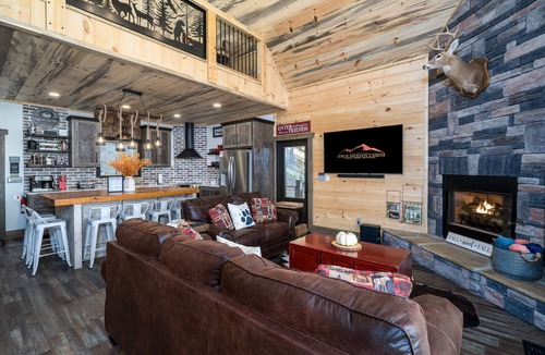 Ellijay Cabin | Rustic Modern Log Cabin with the BEST MOUNTAIN VIEWS & HOTTUB. EV- CHGR NO PETS