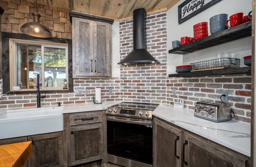 Ellijay Cabin | Rustic Modern Log Cabin with the BEST MOUNTAIN VIEWS & HOTTUB. EV- CHGR NO PETS