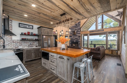 Ellijay Cabin | Rustic Modern Log Cabin with the BEST MOUNTAIN VIEWS & HOTTUB. EV- CHGR NO PETS