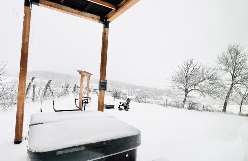 Pine Grove Apartment | ‘Scenic Escapes’ Romantic Pine Grove Getaway!