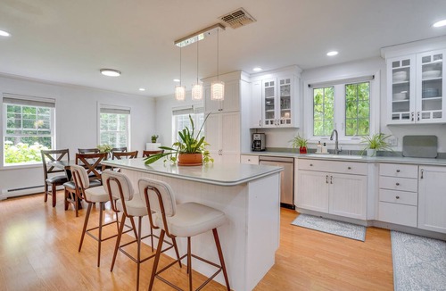 Shirley House | Serene & Sleek Family Retreat w/Office in Shirley