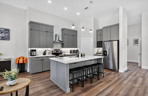 West Dallas House | Skyline Haven – 4BR Rooftop City-Escape