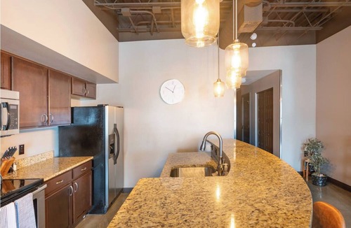 Weinland Park Apartment | Sleek Industrial Loft in Short North Near OSU with King Beds & Fast WiFi