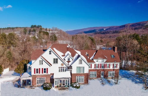Manchester Center House | Sleep 34: 15 bedroom/12 bath Mansion! Family Reunions, DIY Wedding, Yoga Retreat