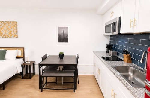 St. Johns Apartment | Sleepover | Bright Studio + Gym - Austin TX