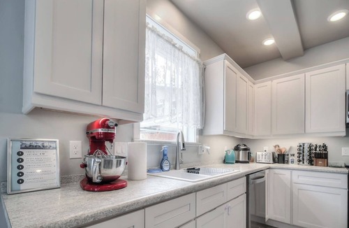 Mendenhaven House | Sleeps 24 Near Glacier-Hot Tub, Game-room, Firepit