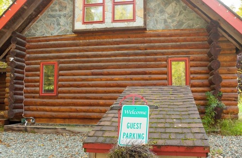 Eagle River Cabin | Sleeps 26 ! Log Cabin, Chalet & Apartment & Hot tubs !