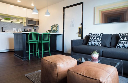 Rutledge Hill House | Sleeps 8 | 4 SoBro Suites w/Kitchens, Walk to Broadway – by AvantStay