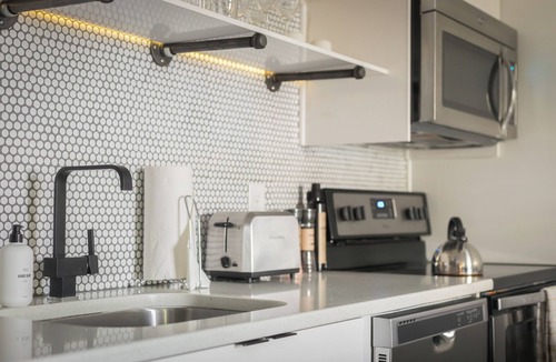 Rutledge Hill House | Sleeps 8 | 4 SoBro Suites w/Kitchens, Walk to Broadway – by AvantStay