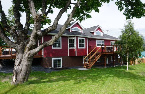 Seward House | Sockeye house 420 3rd ave Large house located in downtown Accommodates up to 12