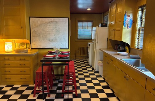 West Cambridge Apartment | Spacious 2 bedroom home in Harvard Square with permitted free on street parking